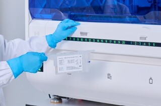 Несколько световых индикаторов позволяют визуально отображать состояние прибора, расходных материалов, образца и реагента